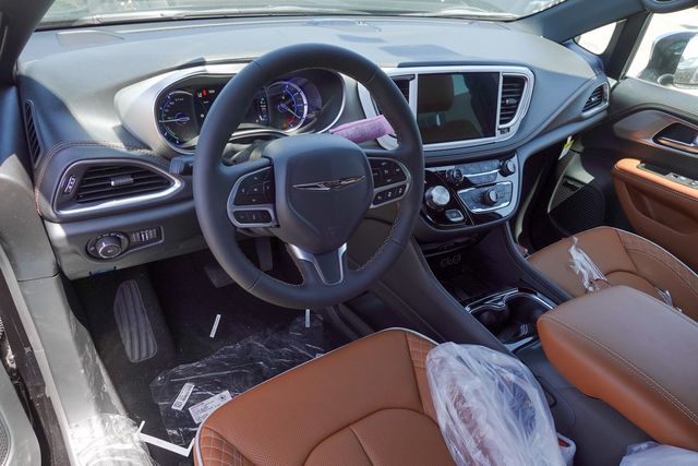 new 2025 Chrysler Pacifica Hybrid car, priced at $47,041