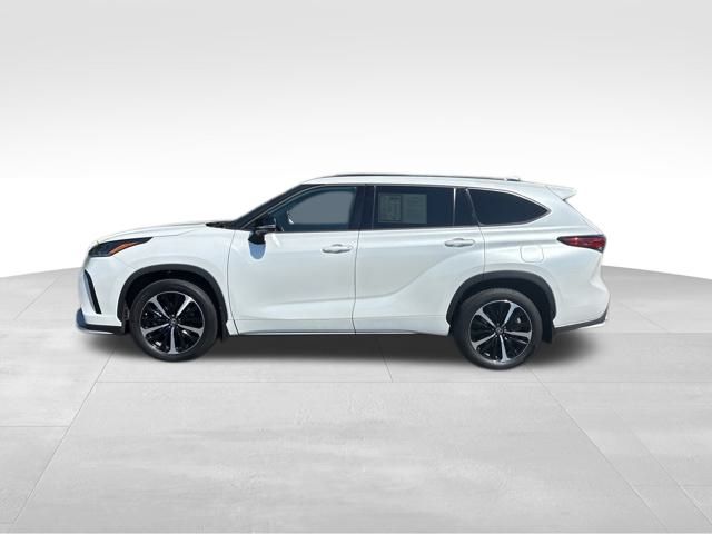 used 2022 Toyota Highlander car, priced at $39,599