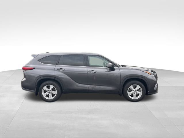 used 2022 Toyota Highlander car, priced at $29,999