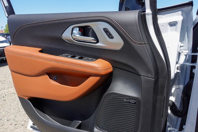 new 2025 Chrysler Pacifica Hybrid car, priced at $47,541