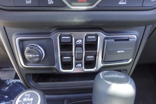 new 2025 Jeep Gladiator car, priced at $43,675