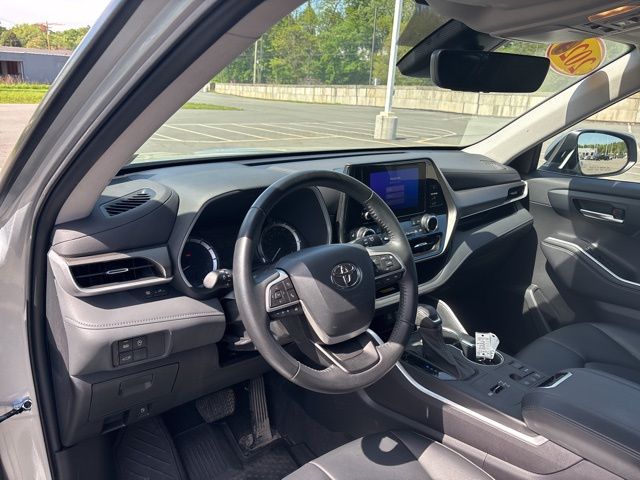 used 2023 Toyota Highlander car, priced at $36,999