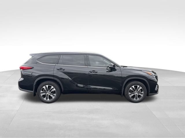 used 2022 Toyota Highlander car, priced at $35,699