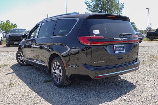 new 2025 Chrysler Pacifica Hybrid car, priced at $47,041