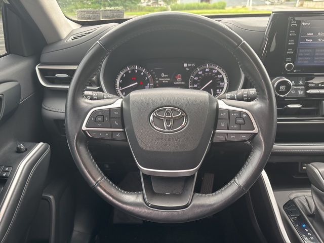 used 2022 Toyota Highlander car, priced at $35,699