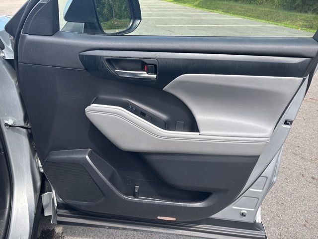 used 2023 Toyota Highlander car, priced at $36,699