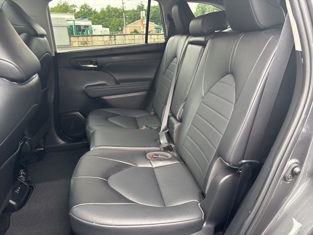 used 2022 Toyota Highlander car, priced at $35,326
