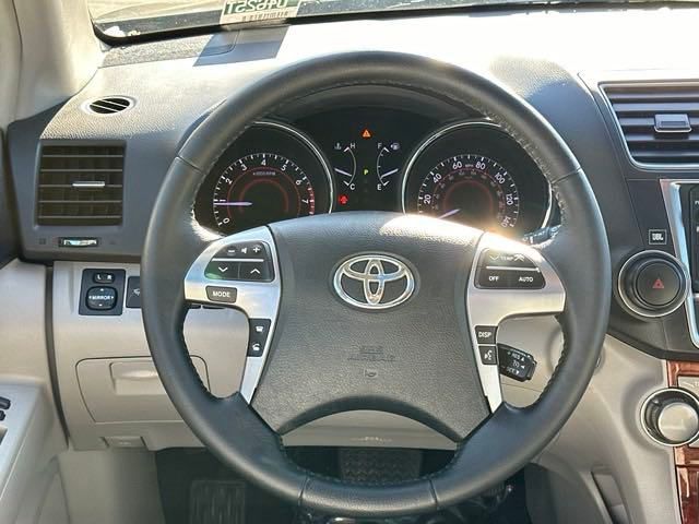 used 2013 Toyota Highlander car, priced at $18,999