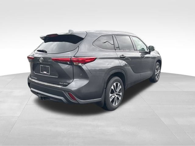 used 2022 Toyota Highlander car, priced at $35,326
