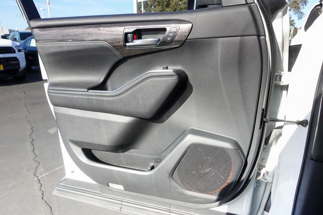 used 2020 Toyota Highlander car, priced at $32,000