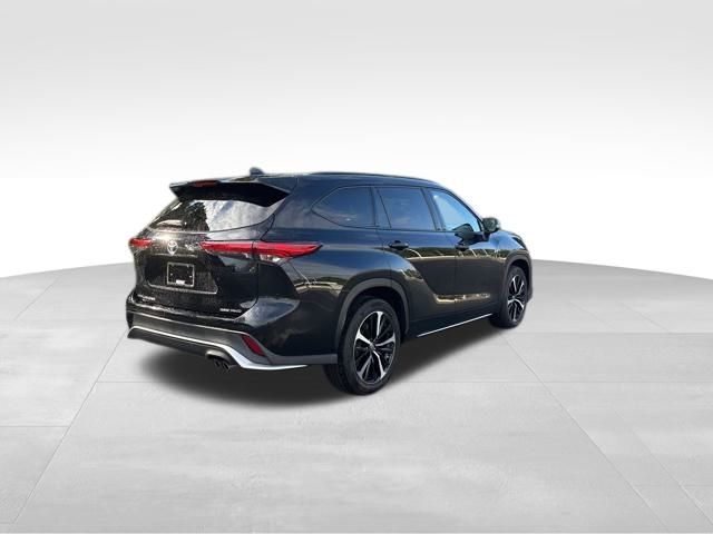 used 2021 Toyota Highlander car, priced at $32,999
