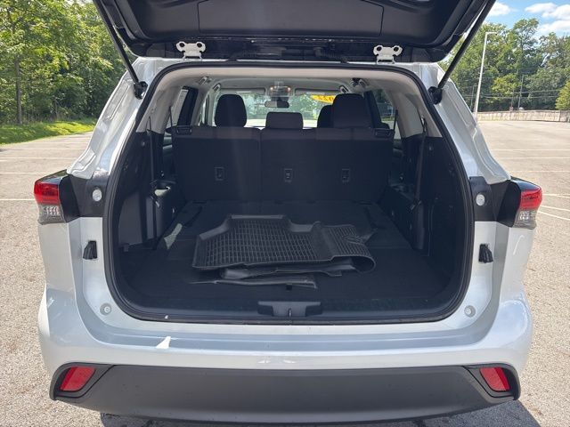 used 2022 Toyota Highlander car, priced at $31,199