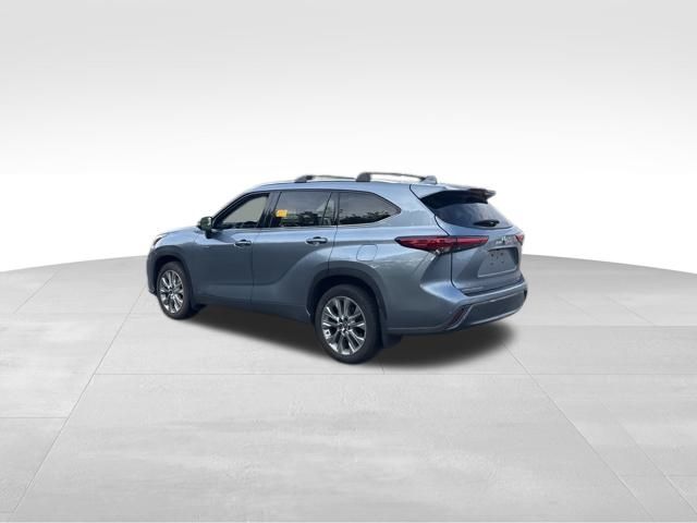 used 2020 Toyota Highlander Hybrid car, priced at $33,499