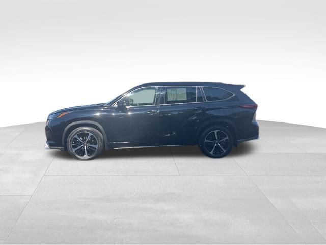 used 2022 Toyota Highlander car, priced at $33,299