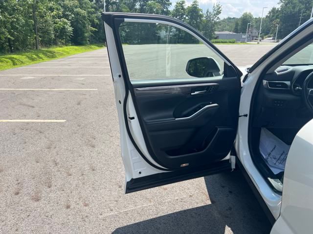 used 2021 Toyota Highlander Hybrid car, priced at $42,995