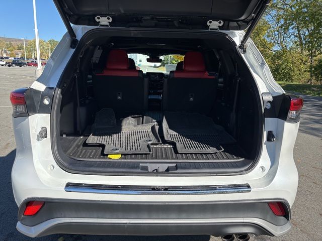 used 2022 Toyota Highlander car, priced at $37,150