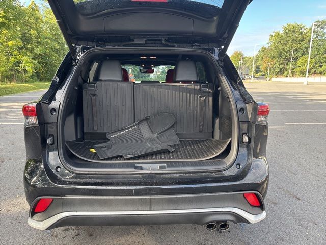 used 2021 Toyota Highlander car, priced at $32,999