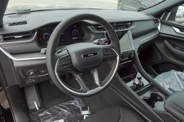 new 2025 Jeep Grand Cherokee car, priced at $34,125