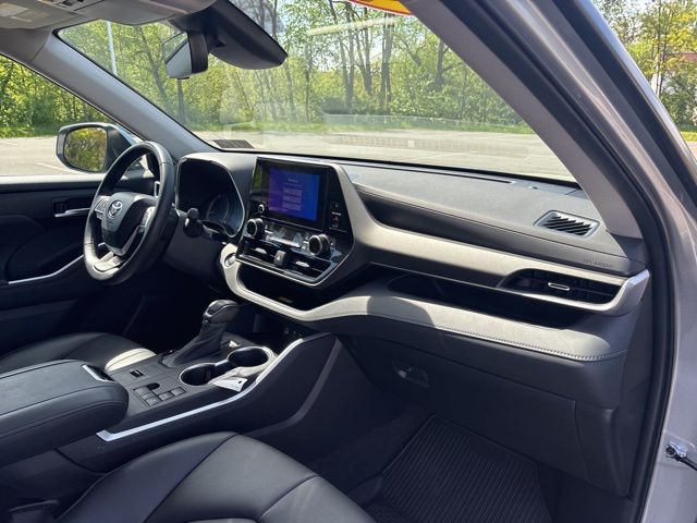 used 2023 Toyota Highlander car, priced at $36,999