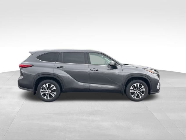 used 2022 Toyota Highlander car, priced at $35,326