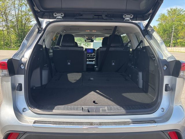used 2023 Toyota Highlander car, priced at $36,999