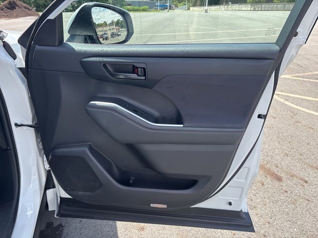 used 2022 Toyota Highlander car, priced at $31,199