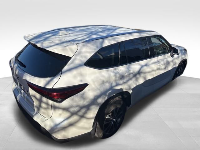 used 2021 Toyota Highlander car, priced at $29,999