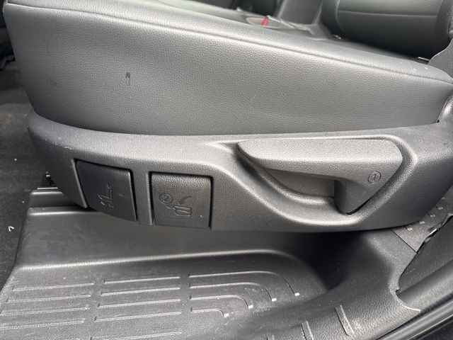 used 2022 Toyota Highlander car, priced at $35,699