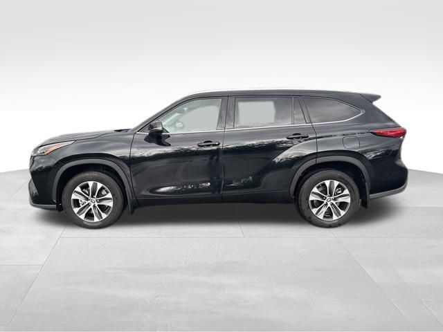 used 2022 Toyota Highlander car, priced at $36,099