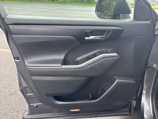 used 2022 Toyota Highlander car, priced at $35,326