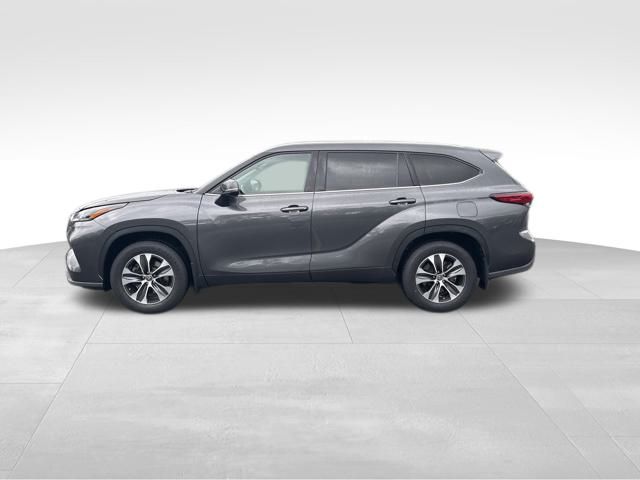 used 2022 Toyota Highlander car, priced at $35,326