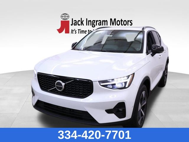 new 2025 Volvo XC40 car, priced at $45,642