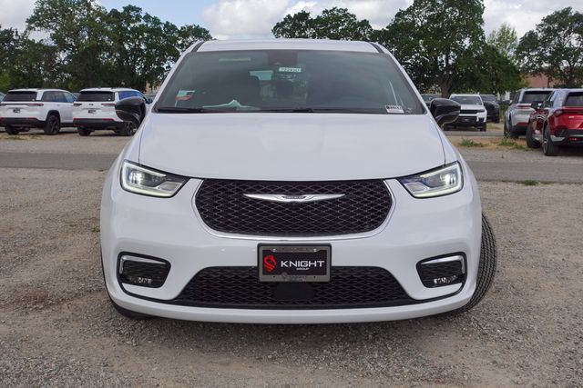 new 2025 Chrysler Pacifica Hybrid car, priced at $41,675