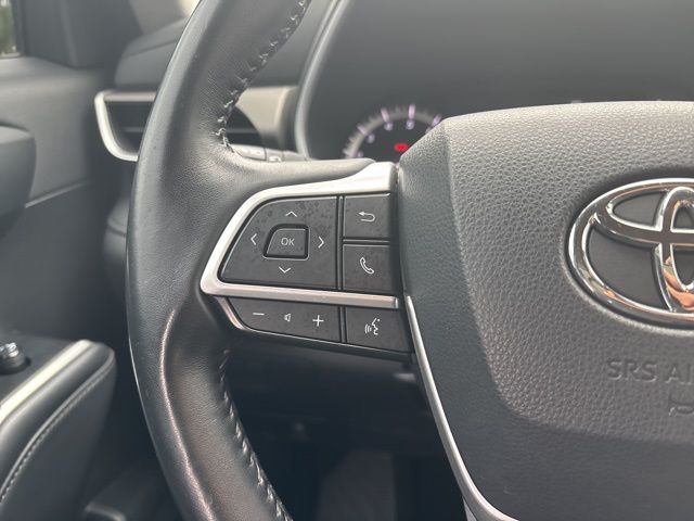 used 2022 Toyota Highlander car, priced at $35,699