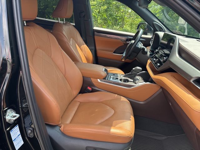 used 2020 Toyota Highlander Hybrid car, priced at $35,488