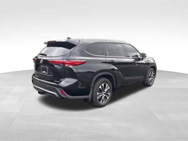 used 2022 Toyota Highlander car, priced at $35,699